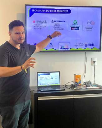 Thiago Pacheco, em foto postada em sua rede social, atuando na Secretaria de Meio Ambiente de Balneário Camboriú em dezembro de 2022, como coordenador de projetos; em julho de 2023, foi promovido a diretor de Desenvolvimento Ambiental.