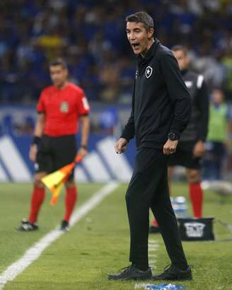 Bruno Lage durante partida entre Botafogo e Cruzeiro pelo Campeonato Brasileiro. 