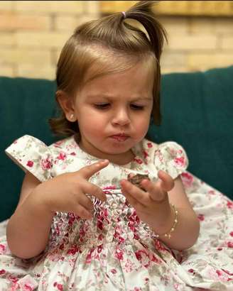 Ayla, filha de Bárbara Evans, comendo brigadeiro pela primeira vez