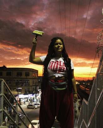 Pietra Canle, uma das artistas da exposição que mostra o talento e a variedade da arte periférica da Baixada Fluminense