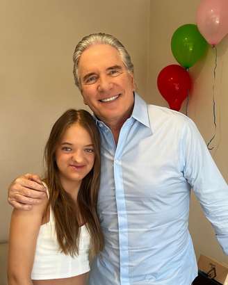 Rafa Justus e o pai, Roberto Justus, comemoram última sessão de imunoterapia do empresário