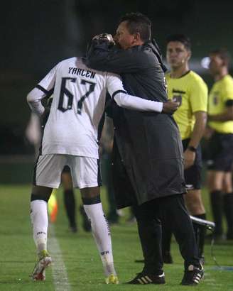 Fábio Matias abraçando Yarlen após o quarto gol do Botafogo. 