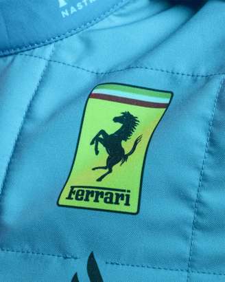 Ferrari divulga uniforme azul