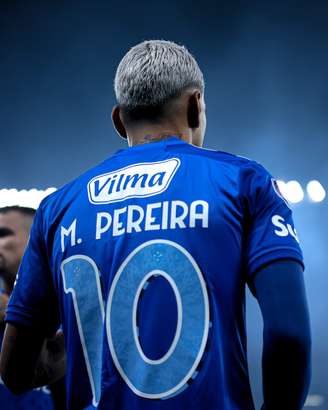 Matheus Pereira com a camisa do Cruzeiro. 