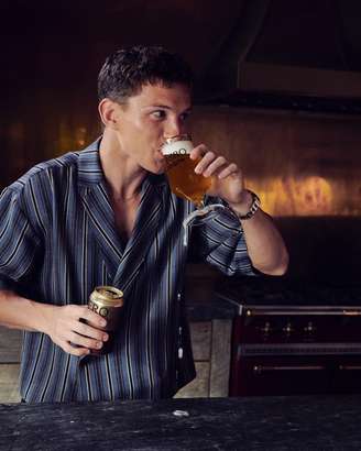 Tom Holland lança linha de cervejas sem álcool