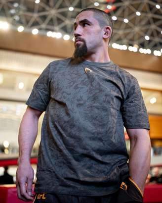 Robert Whittaker enfrenta neste sábado a Khamzat Chimaev 