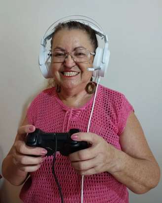 Aos 71, Dona Maria Gameplays, a Vovó Gamer, faz sucesso no TikTok.