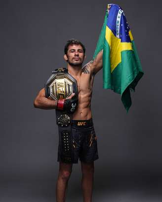 Alexandre Pantoja com o cinturão dos moscas do UFC 