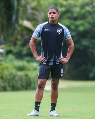 Huguinho durante um treino do Botafogo. 