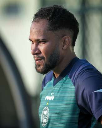 Everaldo já aparece com a camisa do Coritiba. 