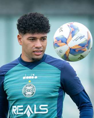 Filipe Machado já aparece com a camisa do Coritiba. 