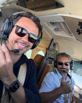 Márcio Carpena e Gustavo Carneiro dentro da aeronave