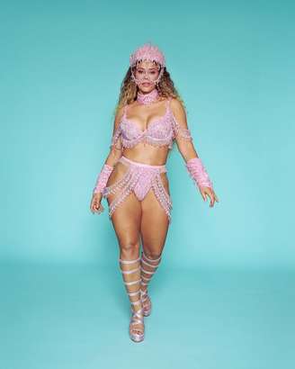 Paolla Oliveira exibe fantasia para ensaio na Sapucaí