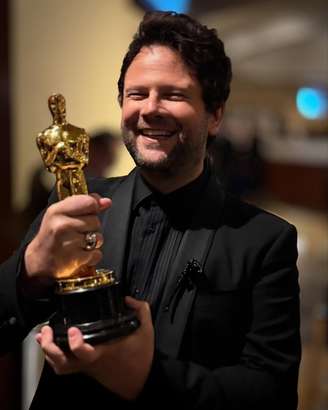 Selton Mello com a estatueta do Oscar