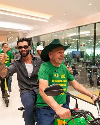 Gusttavo Lima e Luciano Hang em visita do cantor a instalações da Havan.