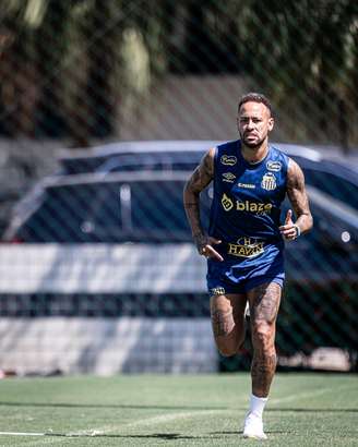 Neymar realizou um treinamento na academia do CT Rei Pelé e depois foi para o gramado correr, nesta quinta-feira (3). O atacante do Santos já se recuperou da lesão, mas a comissão técnica quer que ele condicione ainda mais o seu físico para retornar aos treinamentos com o grupo. –