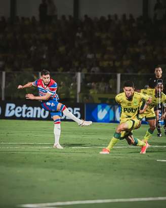 Martínez abrindo o placar para o Fortaleza diante do Mirassol 