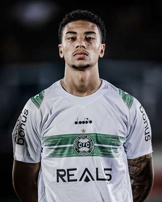 Éberth com a camisa do Coritiba. 