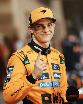 Oscar Piastri celebra vitória após corrida no Bahrein 