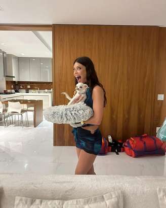 A atriz Vitória Strada, ex-BBB, com Dummy.