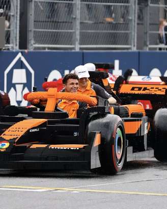 Lando Norris e Oscar Piastri durante desfile de pilotos em um carro de Lego 
