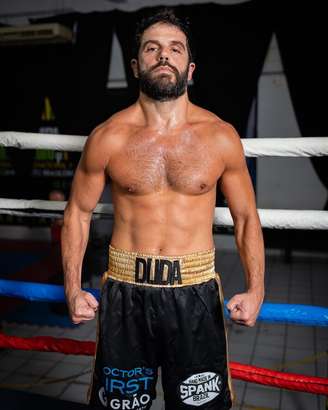 Duda Nagle posa para fotos antes de subir ao ring para lutar com Popó