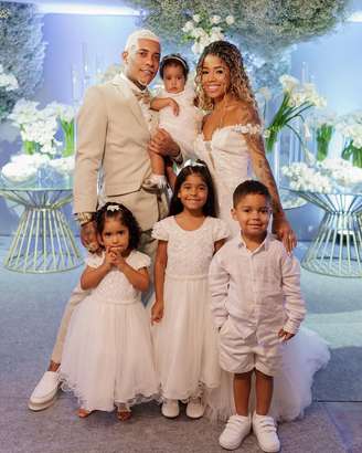 Poze do Rodo com quatro dos cinco filhos e Vivi, sua esposa