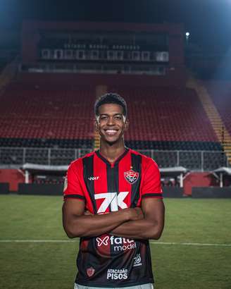 Carlinhos é anunciado no Vitória. 