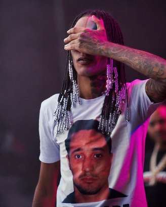 Oruam se apresenta no Lollapalooza em 2024 e pede liberdade para o pai, Marcinho VP, estampado na camiseta.