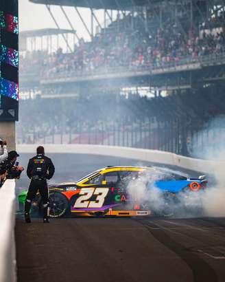 Wallace comemora sua 3ª vitória na Cup Series 