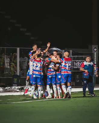 Elenco do Fortaleza comemora gol. 
