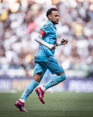 Neymar em ação pelo Santos no gramado sintético