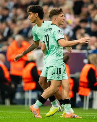 Selton Sánchez entrando em campo 