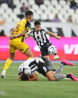 Artur marcando o primeiro do Botafogo 