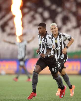 Kadir comemorando o terceiro gol com Davide Ancelotti 