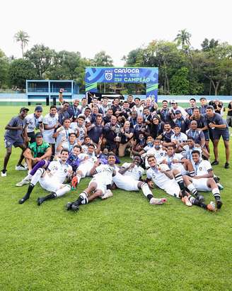 Botafogo comemorando a conquista do Carioca sub-20 
