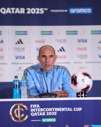 Krunoslav Jurcic fala com a imprensa antes de jogo contra o Flamengo no Mundial de Clubes.