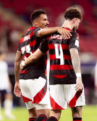 Danilo e Léo Pereira comemoram gol do Flamengo contra o Pyramids
