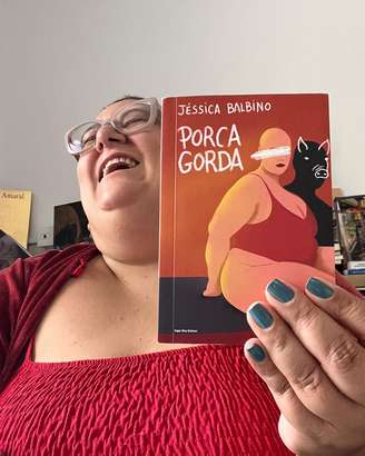 O livro Porca Gorda tensiona padrões estéticos, feminilidade e a noção de “corpo permitido” na sociedade brasileira.
