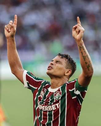 O zagueiro Thiago Silva anuncia saída do Fluminense.