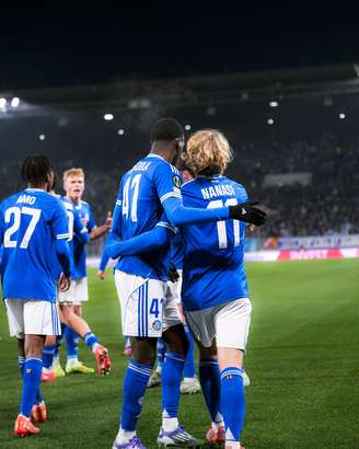 Strasbourg comemorando a liderança da Liga Conferência 