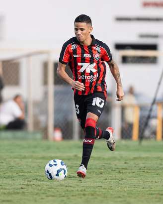 Vitória anuncia a contratação oficial do atacante Erick.