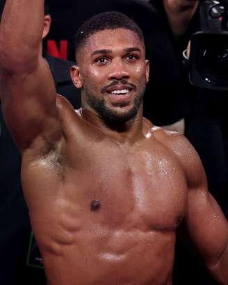 Boxeador Anthony Joshua sofre acidente e fica ferido na Nigéria.
