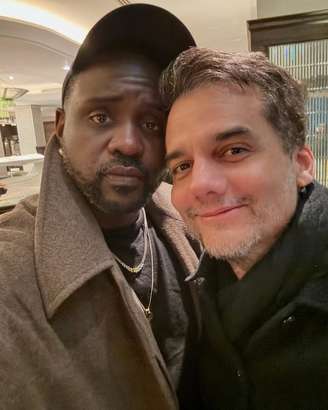 Wagner Moura com Brian Tyree Henry nos bastidores de 'Ladrões de Drogas', série da Apple TV.