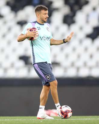 Martín Anselmi durante o treino do Botafogo no Nilton Santos 