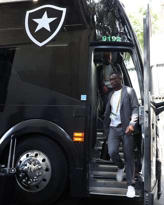 Bastos com a delegação do Botafogo antes da partida contra o Atlético de Madrid 