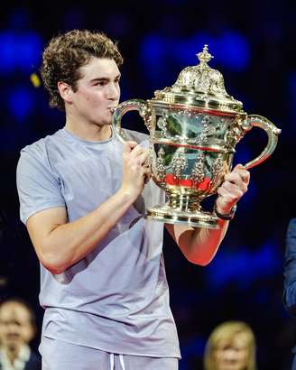 João Fonseca com o troféu de campeão do ATP 500 da Basileia de 2025