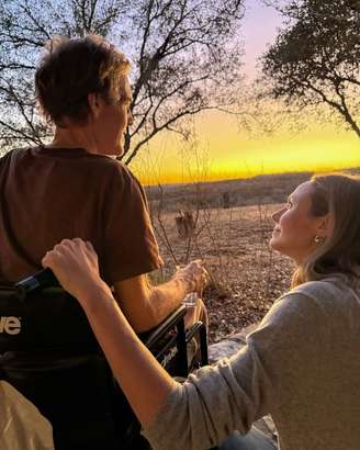 Stacy Keibler homenageou James Van Der Beek e compartilhou foto do ator em cadeira de rodas