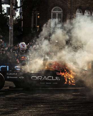 Carro de Yuki Tsunoda pega fogo em evento da Red Bull