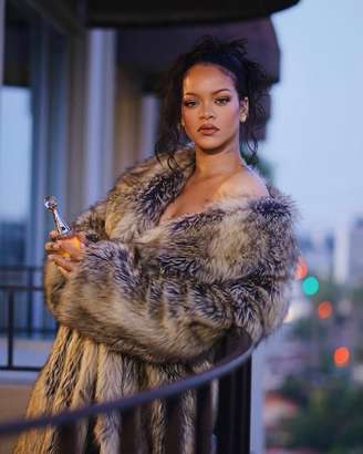 Casa de Rihanna em Beverly Hills é alvo de disparos; suspeita é detida